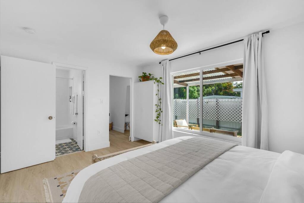 Modern 3 Bedroom Getaway With Parking In Coral Gables