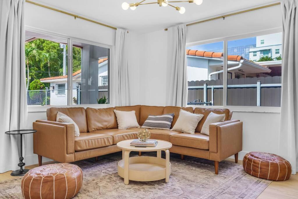 Modern 3 Bedroom Getaway With Parking In Coral Gables Сasa de vacaciones