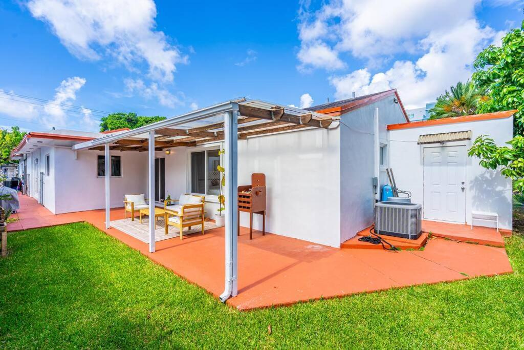 Modern 3 Bedroom Getaway With Parking In Coral Gables Сasa de vacaciones *